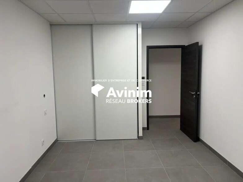 Office in Saint-Bonnet-de-Mure for lease - Interior Photo - Image 2 of 9