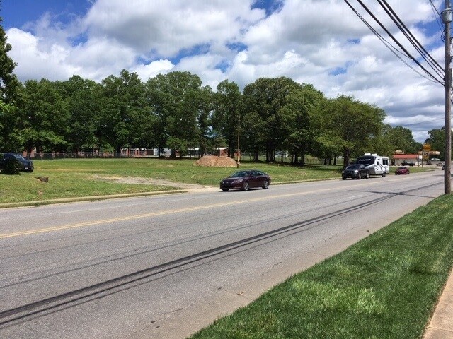 1121 Salisbury Rd, Statesville, NC à louer - Photo du bâtiment - Image 3 de 3