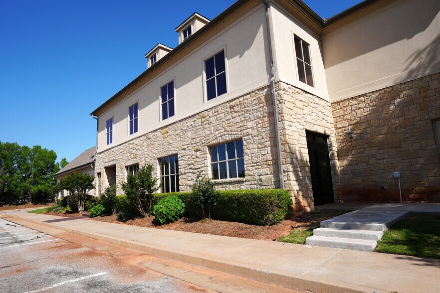5619 N Classen Blvd, Oklahoma City, OK à vendre - Photo du bâtiment - Image 3 de 9