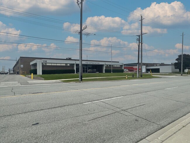 Plus de détails pour 110 Belfield Rd, Toronto, ON - Industriel à louer