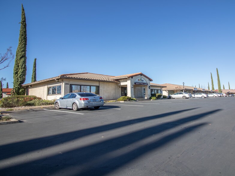 221 Locust St, Redding, CA à louer - Photo du bâtiment - Image 2 de 18
