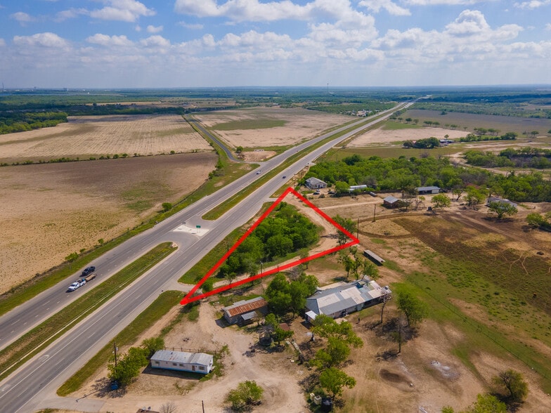 4984 1604 loop, Elmendorf, TX à vendre - Photo du bâtiment - Image 3 de 5