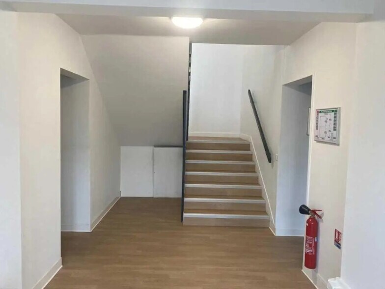 Industriel dans SAINT-OUEN-L'AUMONE à louer - Hall d’entrée - Image 2 de 9