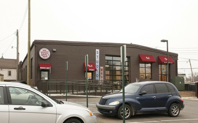 Plus de détails pour 108-110 E Grand River Ave, Brighton, MI - Commerce de détail à vendre