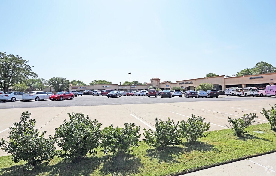 2700-2742 N O'Connor Rd, Irving, TX à louer - Photo du bâtiment - Image 2 de 10