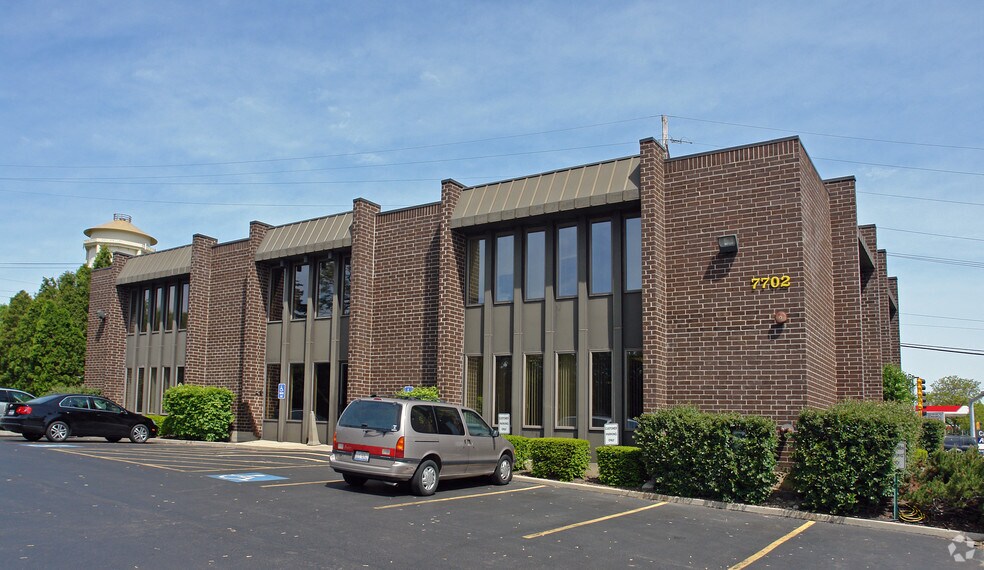 7702 S Cass Ave, Darien, IL à louer - Photo du bâtiment - Image 2 de 2