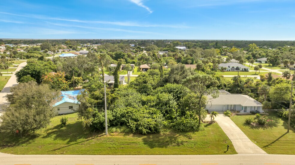 18571 Edgewater dr, Port Charlotte, FL à vendre - Photo du bâtiment - Image 2 de 7