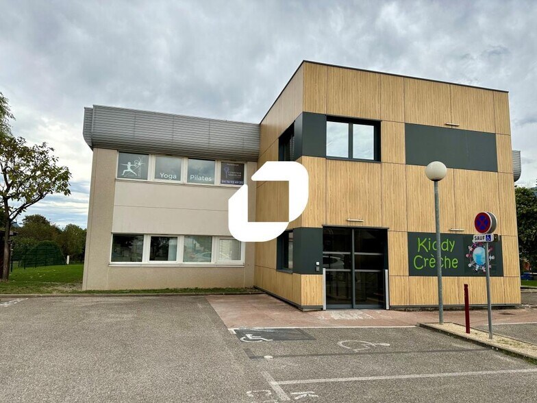 115 Rue Louis Néel, Crolles à louer - Photo du bâtiment - Image 1 de 13