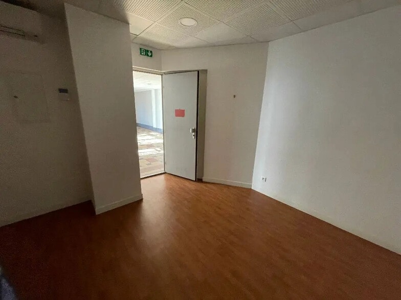 Office in Villeurbanne for lease - Interior Photo - Image 3 of 5