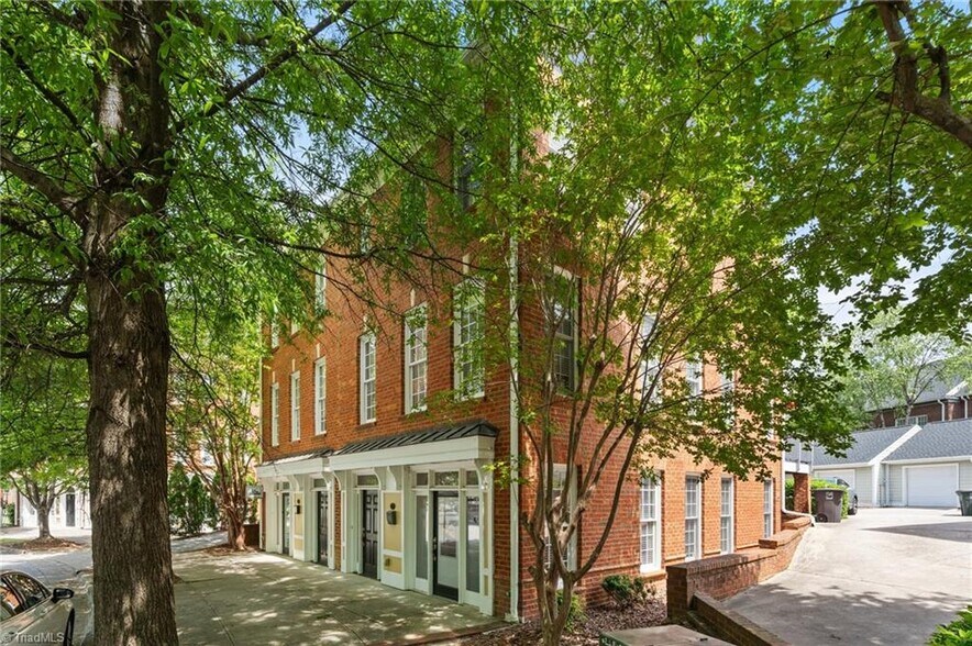 215-217 E Lewis St, Greensboro, NC for lease - Building Photo - Image 3 of 7