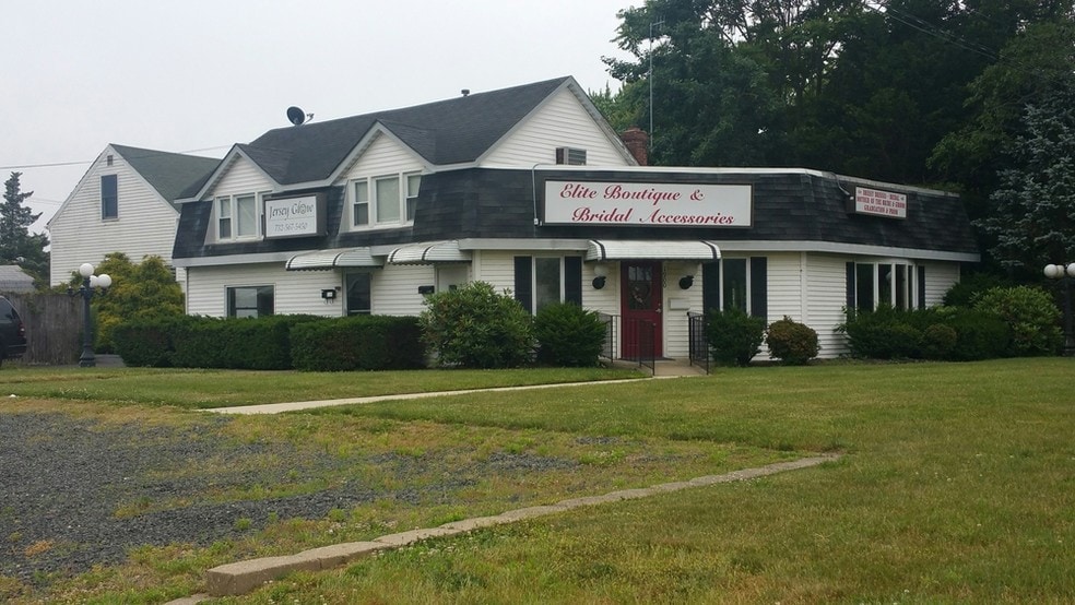 Office/Retail/Apartment For Sale portfolio of 2 properties for sale on LoopNet.ca - Primary Photo - Image 1 of 1