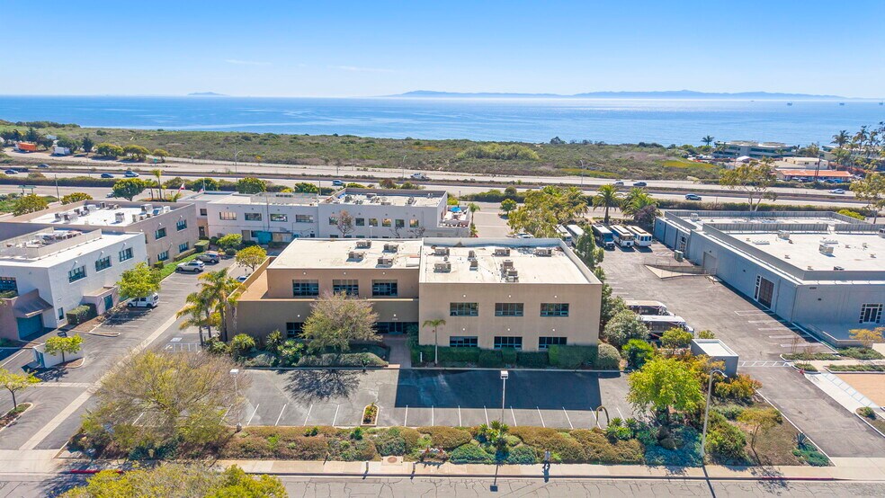 6398 Cindy Ln, Carpinteria, CA à vendre - Photo du bâtiment - Image 3 de 72