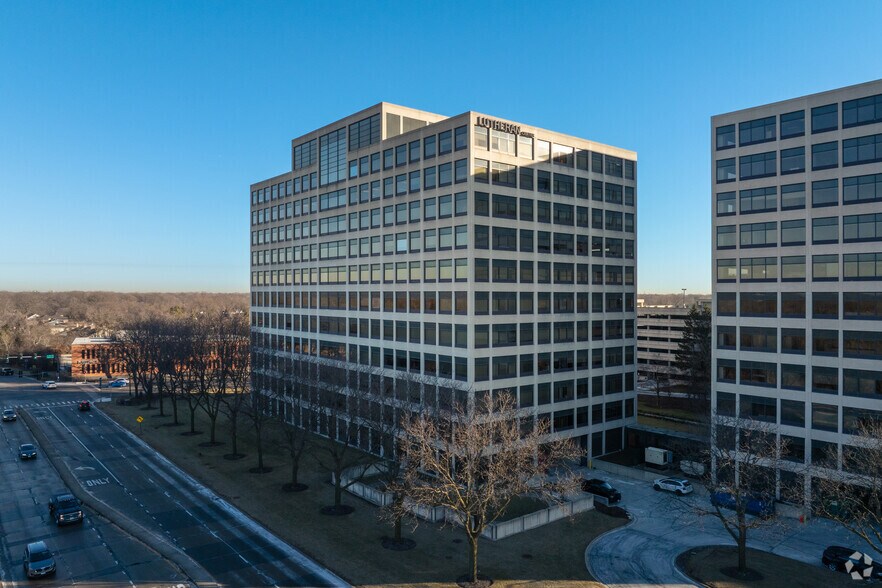 8765 W Higgins Rd, Chicago, IL à louer - Photo du bâtiment - Image 3 de 6
