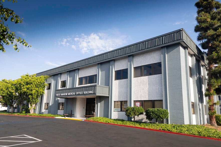 3055 W Orange Ave, Anaheim, CA à louer - Photo du bâtiment - Image 2 de 5