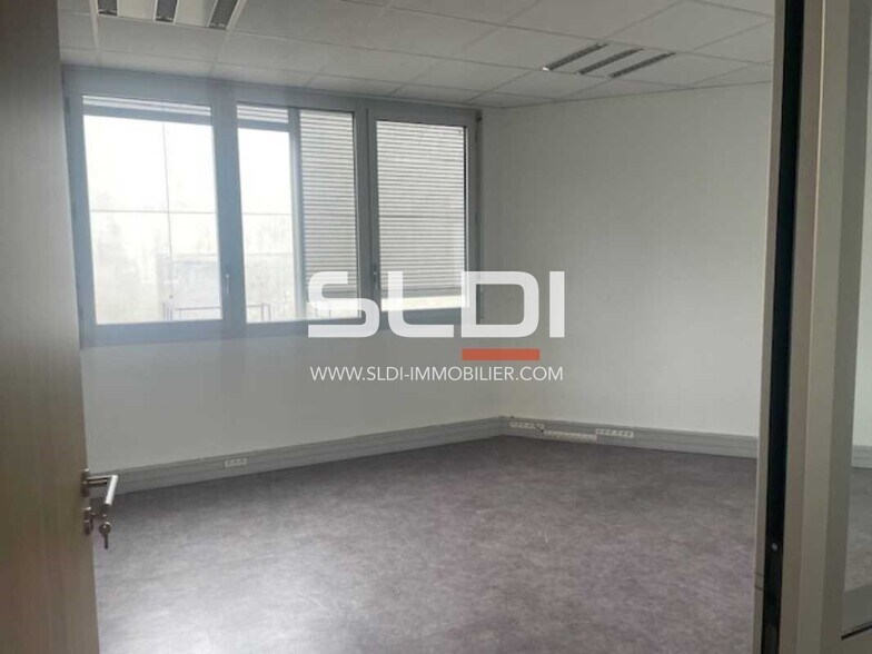 Avenue Du Progrès, Chassieu for lease - Interior Photo - Image 3 of 6