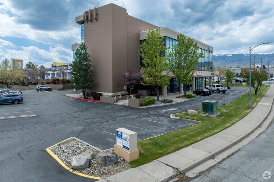 5011 Meadowood Mall Cir, Reno, NV à louer - Photo du bâtiment - Image 3 de 28