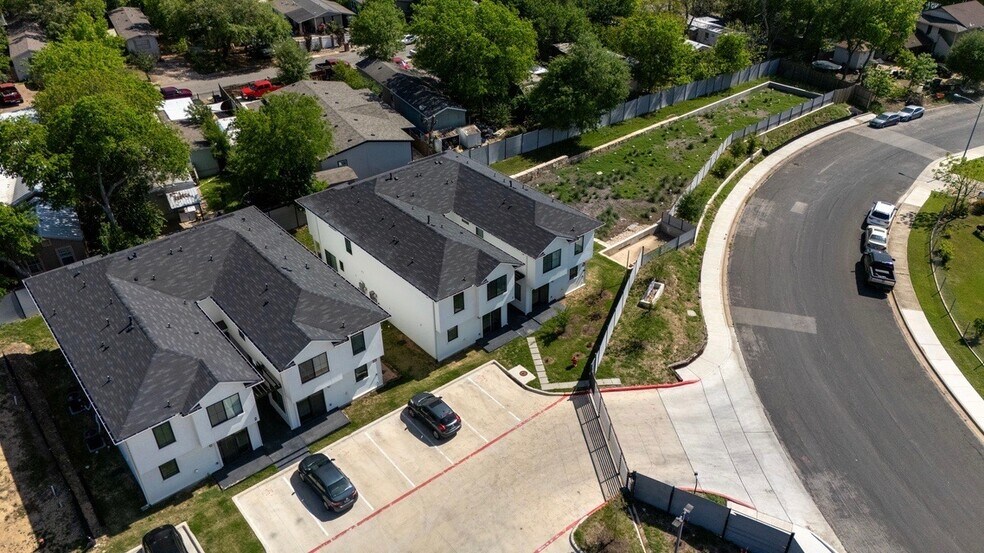 6820 Blue Dawn Trl, Austin, TX à vendre - Photo du bâtiment - Image 3 de 15