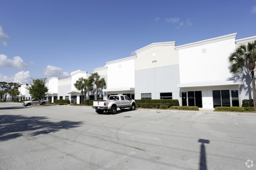 5701 Country Lakes Dr, Fort Myers, FL for lease - Building Photo - Image 3 of 27