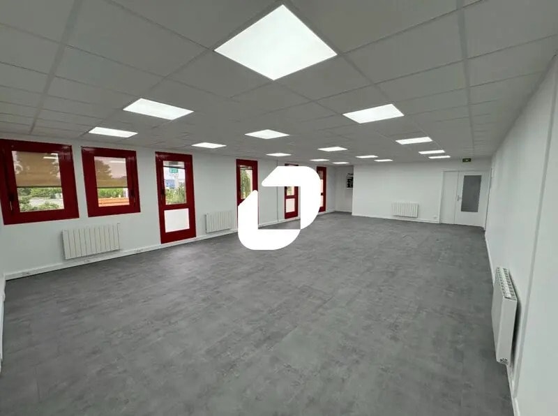 Flex in Éragny for lease Interior Photo- Image 1 of 4