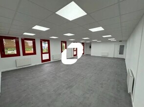 Flex in Éragny for lease Interior Photo- Image 1 of 4