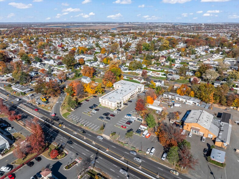 646 State Route 18, East Brunswick, NJ à louer - Photo du bâtiment - Image 3 de 8