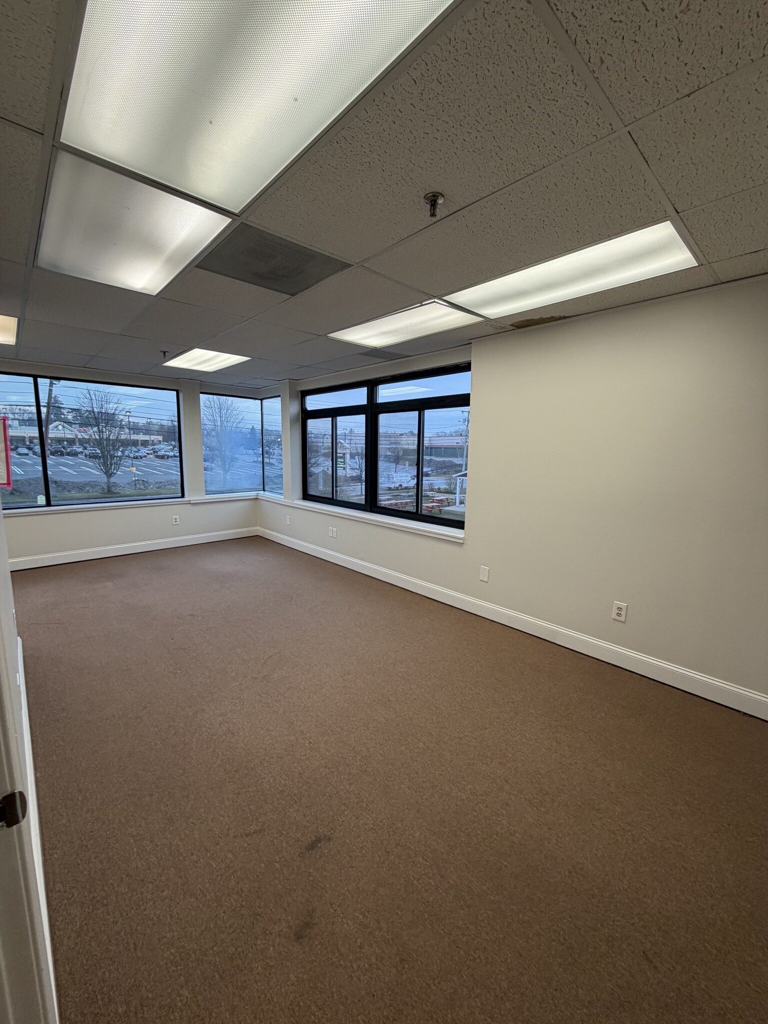 253 Low St, Newburyport, MA for lease Interior Photo- Image 1 of 9