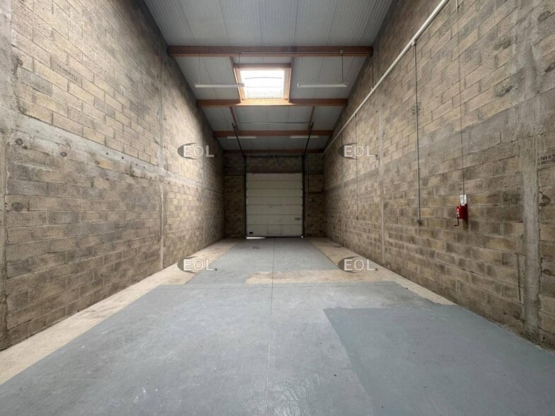 Flex in Mandres Les Roses for lease - Interior Photo - Image 3 of 13
