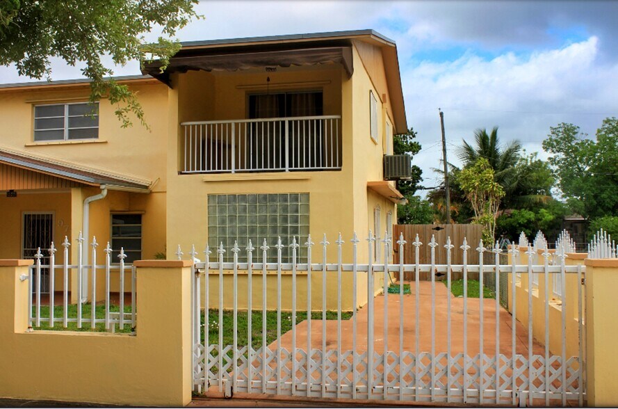 971 E 18th St, Hialeah, FL à vendre - Photo du bâtiment - Image 3 de 27