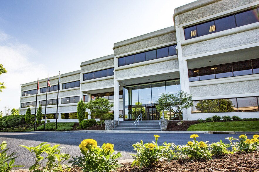 44 Old Ridgebury Rd, Danbury, CT à louer - Photo du bâtiment - Image 3 de 16