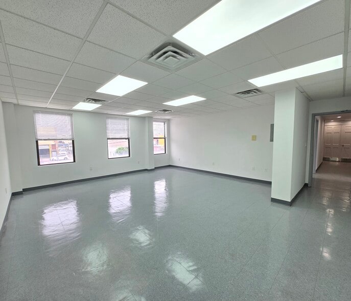 17717 150th Ave, Jamaica, NY à louer - Photo du bâtiment - Image 3 de 9