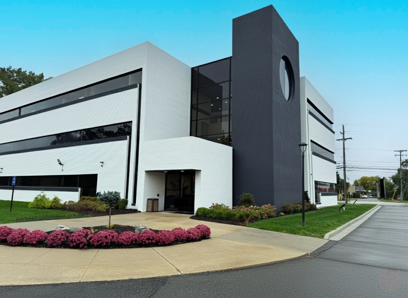 26206 W 12 Mile Rd, Southfield, MI for lease - Building Photo - Image 1 of 12