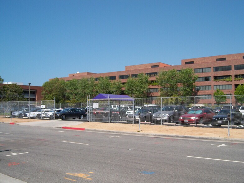 2701 Pennsylvania Ave, Santa Monica, CA for lease - Building Photo - Image 1 of 2