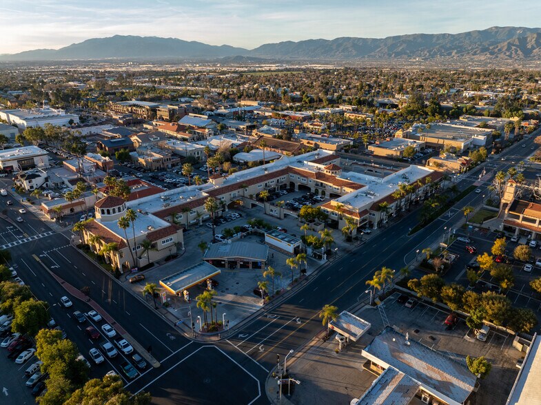 101 E Redlands Blvd, Redlands, CA à louer - Photo du bâtiment - Image 2 de 32