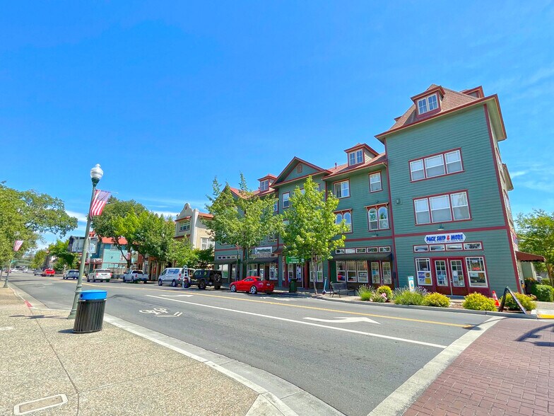 212-220 Windsor River Rd, Windsor, CA à louer - Photo du bâtiment - Image 1 de 4