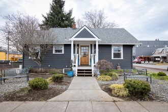 1215 B St, Hood River, OR for lease Interior Photo- Image 1 of 54