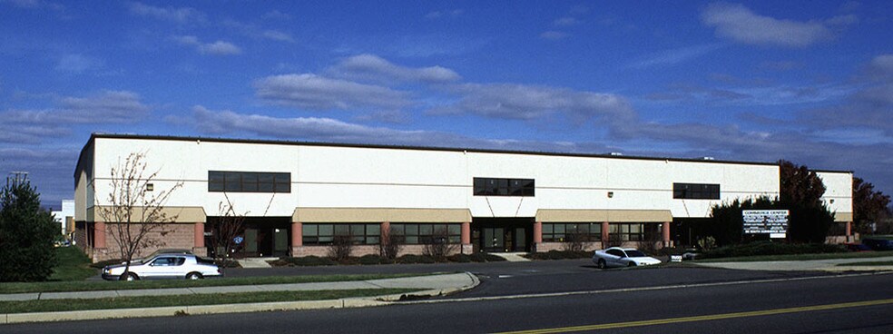 22 S Commerce Way, Bethlehem, PA à louer - Photo du bâtiment - Image 2 de 4