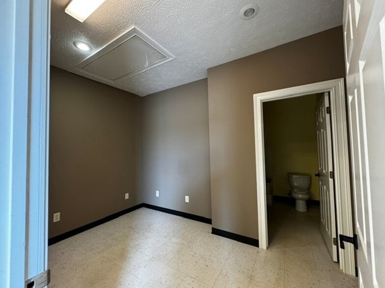 841 S 9th Ave, Haubstadt, IN for lease - Building Photo - Image 3 of 8