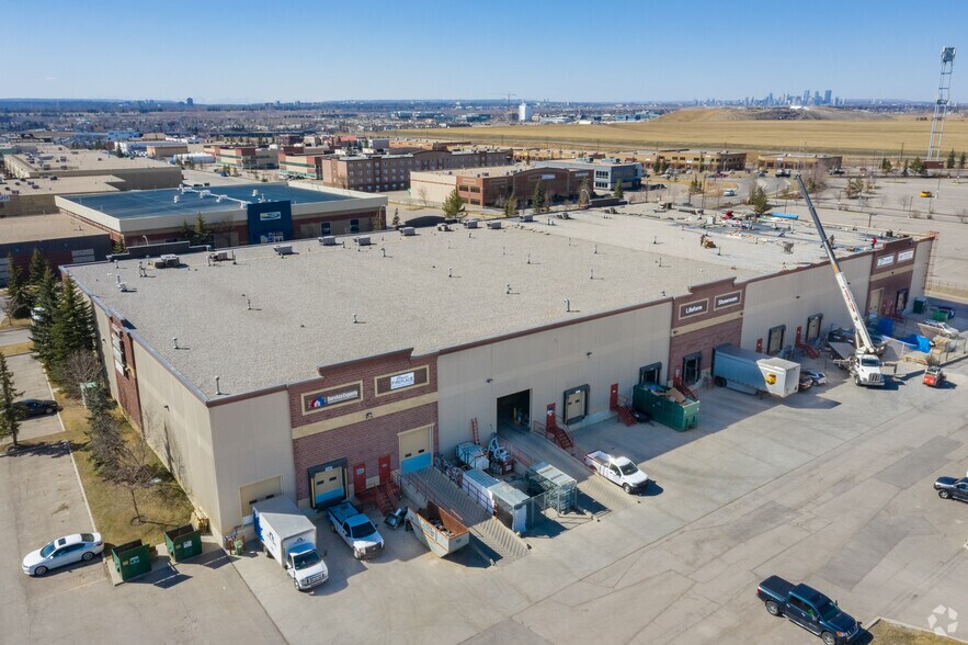 11500 35th St SE, Calgary, AB à louer - Photo du bâtiment - Image 2 de 10