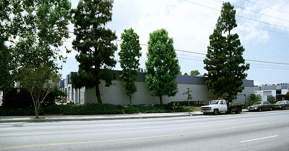 8501 Canoga Ave, Canoga Park, CA à louer - Photo du bâtiment - Image 2 de 8