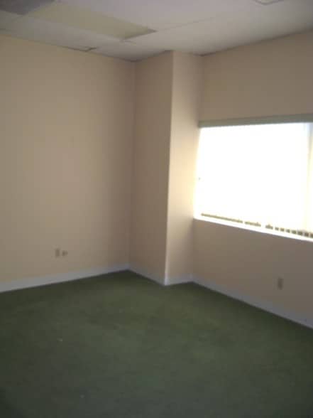 10 Cedar Swamp Rd, Glen Cove, NY for lease - Interior Photo - Image 3 of 12