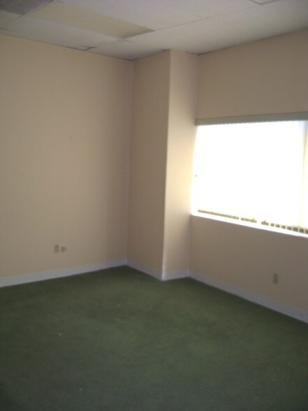 10 Cedar Swamp Rd, Glen Cove, NY à louer - Photo intérieure - Image 3 de 12