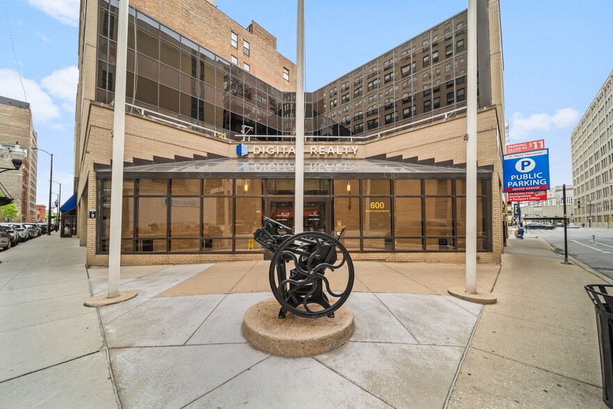 75 W Harrison St, Chicago, IL à vendre - Photo du bâtiment - Image 2 de 13