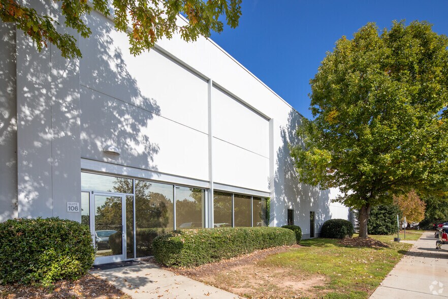 9200 Globe Center Dr, Morrisville, NC à louer - Photo du bâtiment - Image 3 de 9