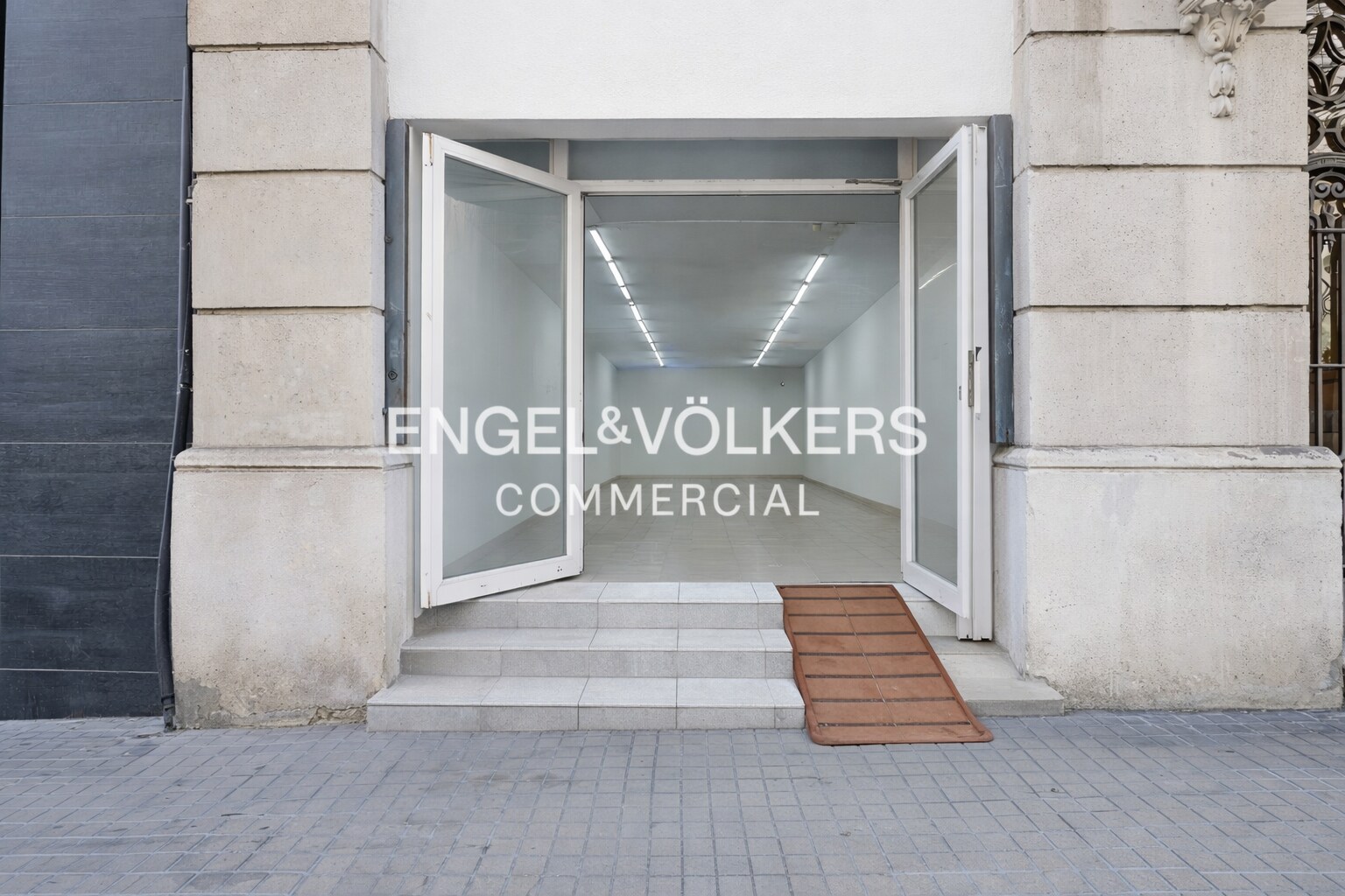 Retail in Barcelona, Barcelona for lease Primary Photo- Image 1 of 5