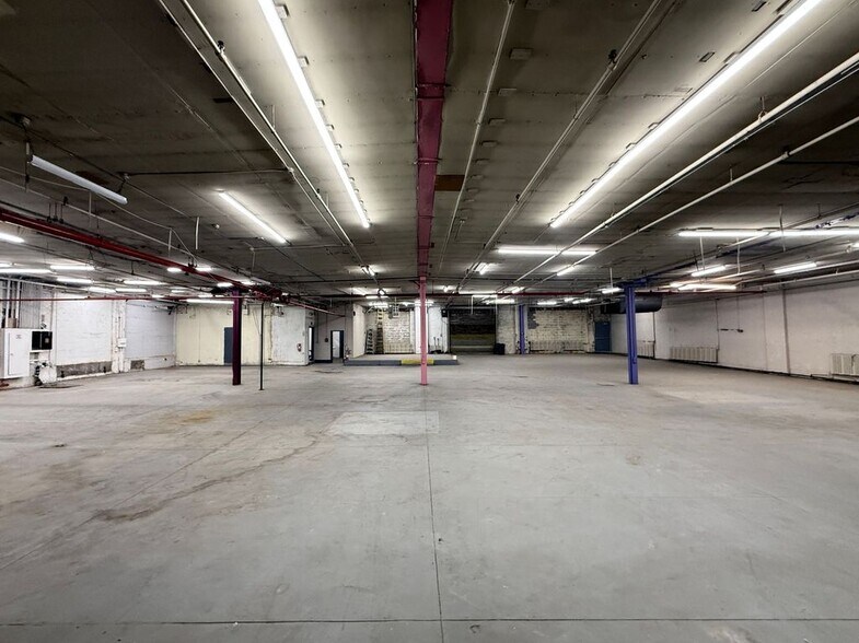 3240-40 43rd Ave, Long Island City, NY à louer - Photo du bâtiment - Image 3 de 5