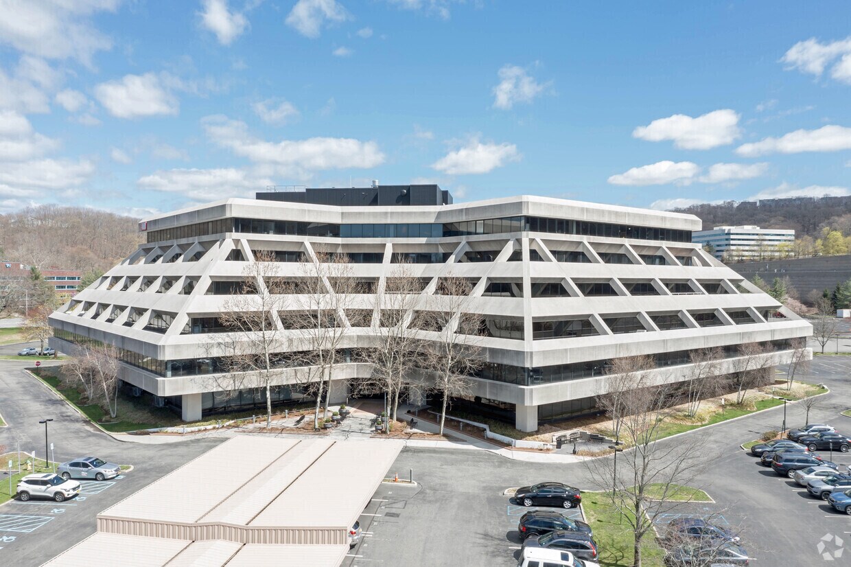 660 White Plains Rd, Tarrytown, NY à louer Photo du bâtiment- Image 1 de 11