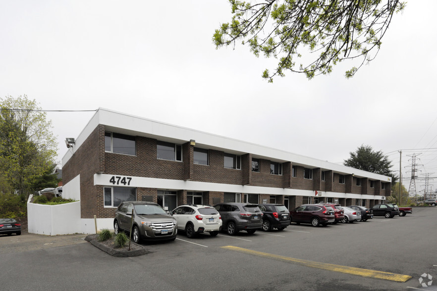 4747-4749 Main St, Bridgeport, CT for lease - Building Photo - Image 2 of 4