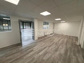 Industriel dans Saint-Thibault-des-Vignes à louer Photo intérieure- Image 2 de 3