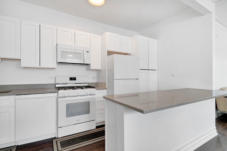 711 W Hillgrove Ave, La Grange, IL for sale - Interior Photo - Image 2 of 8