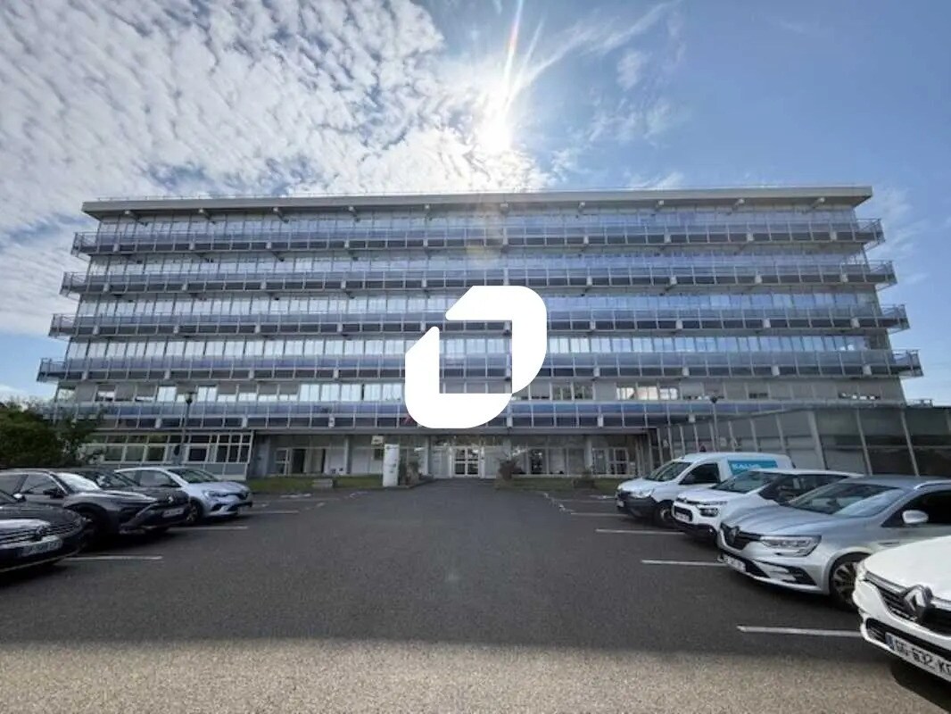 Office in Osny for lease Building Photo- Image 1 of 41